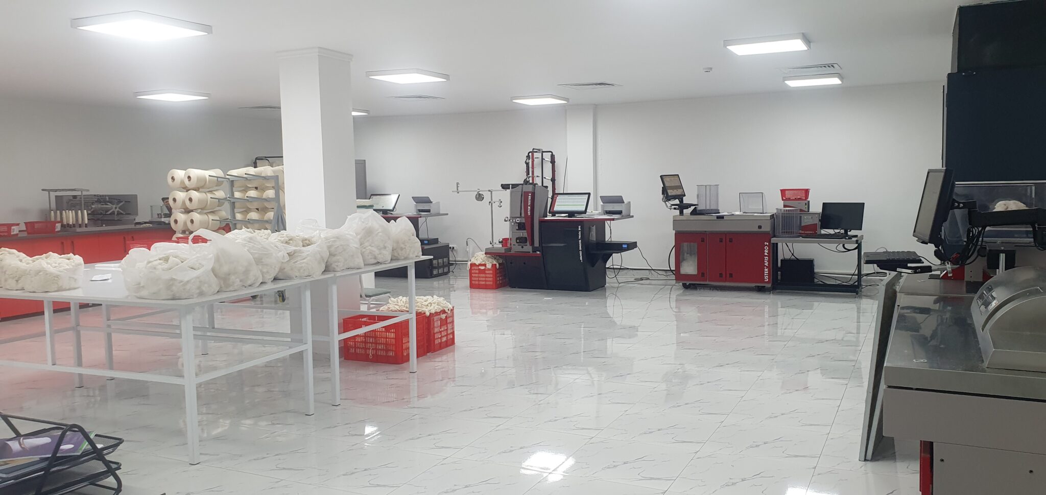 Kompaniyamizning yuqori malakali mutaxassislari tomonidan laboratoriyada sifat nazorati.